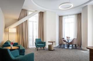 Отель Hilton Garden Inn Bucharest Бухарест Люкс с 1 спальней и кроватью размера «king-size»-5
