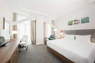 Отель Hilton Garden Inn Bucharest Бухарест Номер с кроватью размера «king-size»-2
