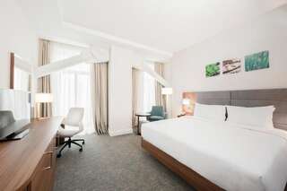 Отель Hilton Garden Inn Bucharest Бухарест Номер с кроватью размера «king-size»-7